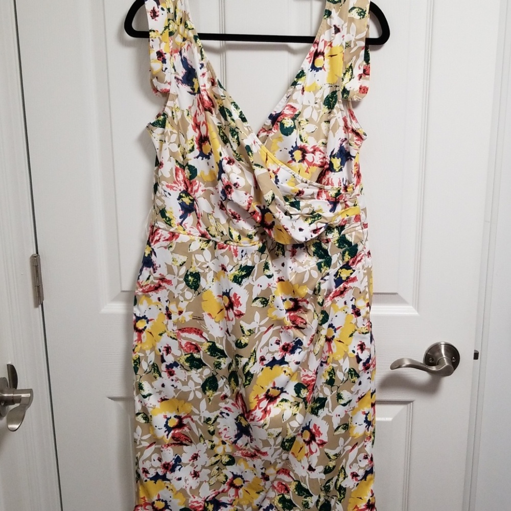 Tan Floral Eshakti Lined Dress with Pockets!